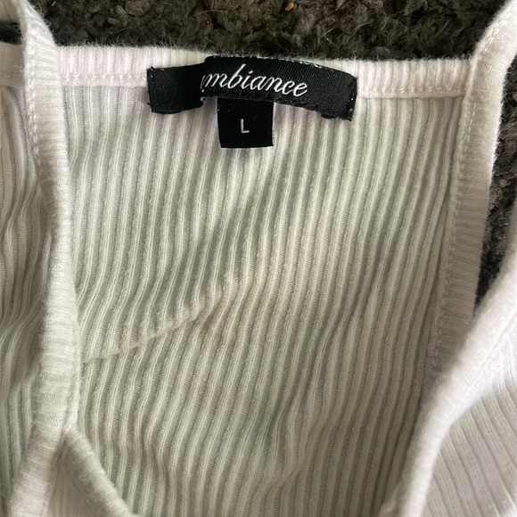 White top with a crow design on the sides - Picture 3 of 3